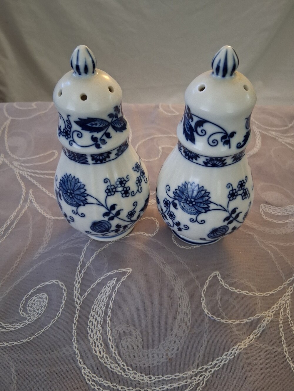 Vienna Woods Vintage Fine China Blue Onion  Ceramic Salt & Pepper Shakers